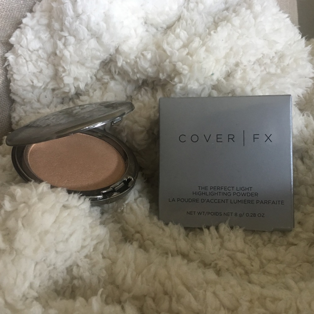 Cover FX pressed highlighting powder in Moonstone